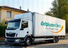 Camion de déménagement Déplacement Express devant une maison à Lyon